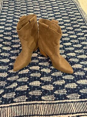 9.5 Dolce Vita Tan Suede Pointed-Toe Western Ankle Boots